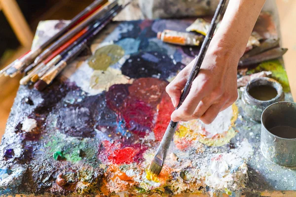 Крупним планом, жінка художник живопис масел при його студії, акварель — стокове фото
