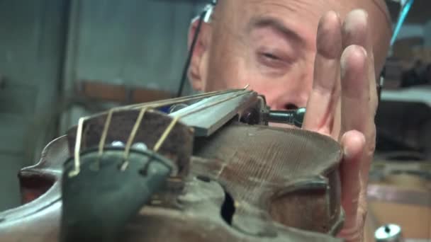Homme Travaillant Dans Atelier Avec Des Instruments Musique — Video