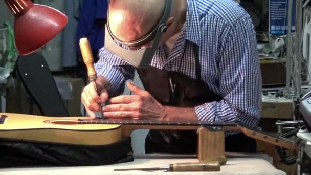 Человек Работающий Мастерской Музыкальными Инструментами — стоковое видео
