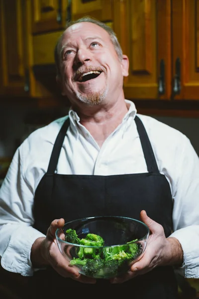 Retrato hombre de 59 años mostrando tazón con verduras en el — Foto de Stock