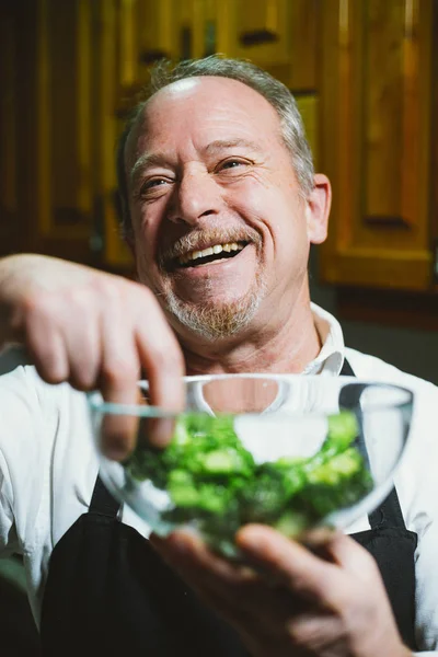 Retrato hombre de 59 años mostrando tazón con verduras en el — Foto de Stock