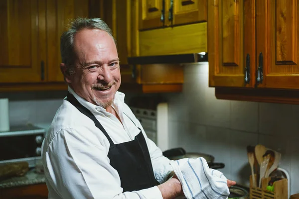 Мужчина 59 лет работает на кухне своего дома . — стоковое фото