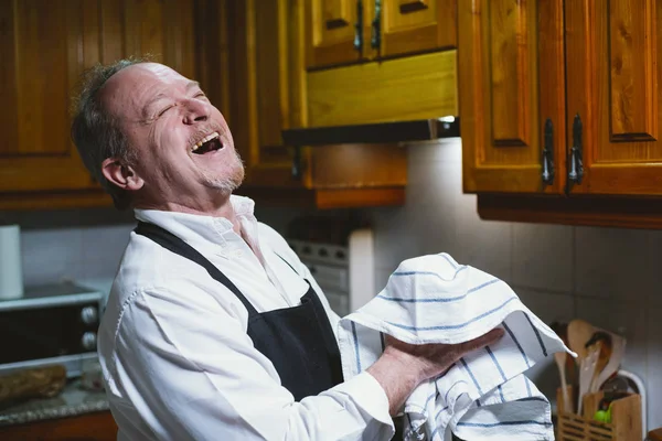 Hombre de 59 años trabajando en la cocina de su casa . — Foto de Stock
