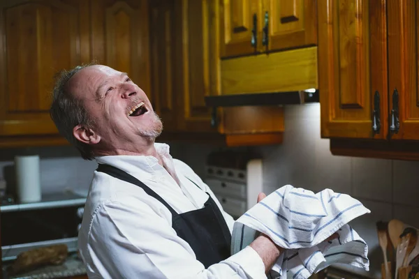 Hombre de 59 años trabajando en la cocina de su casa . — Foto de Stock