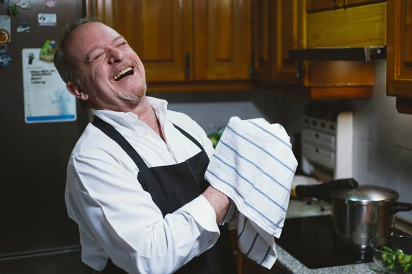 Hombre de 59 años trabajando en la cocina de su casa . — Foto de Stock