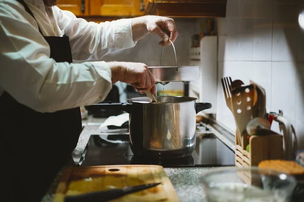 Hombre de 59 años trabajando en la cocina de su casa . — Foto de Stock