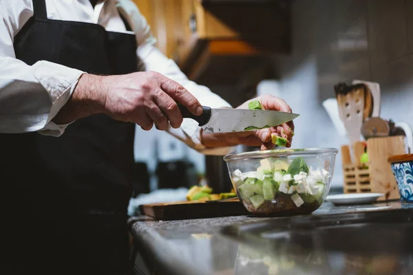 Uomo di 59 anni che lavora nella cucina di casa sua . — Foto Stock