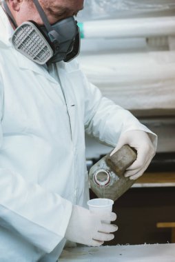  59 yaşındaki adam fiber atölyesinde çalışan