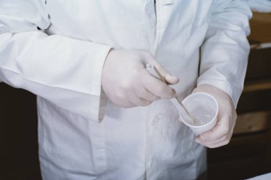  59 yaşındaki adam fiber atölyesinde çalışan