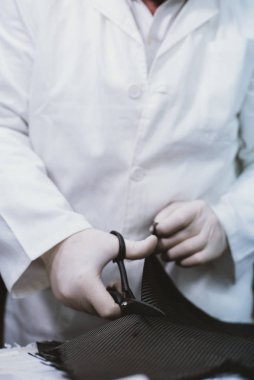  59 yaşındaki adam fiber atölyesinde çalışan