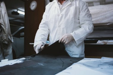  59 yaşındaki adam fiber atölyesinde çalışan