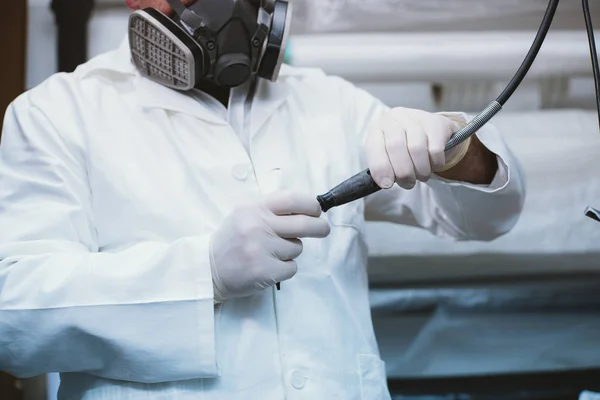 59-jarige man aan het werk tijdens de workshop vezel — Stockfoto