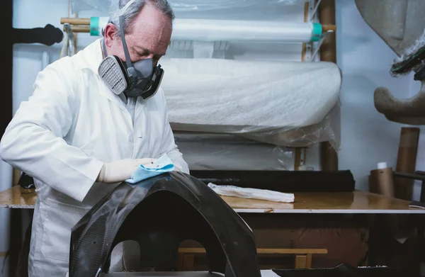 59-jarige man aan het werk tijdens de workshop vezel — Stockfoto