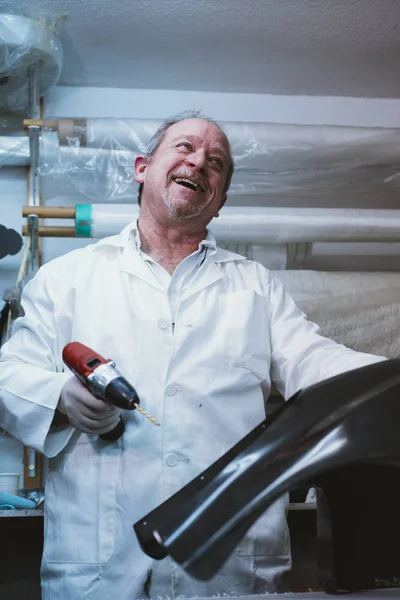 Portret 59-jarige man aan het werk tijdens de workshop vezel — Stockfoto