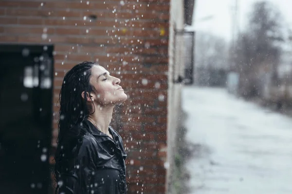 雨の日に、オープンエアでスポーツをしている女性 — ストック写真