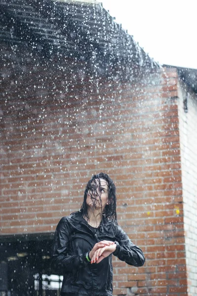 Жінка займається спортом на відкритому повітрі, в дощовий день — стокове фото