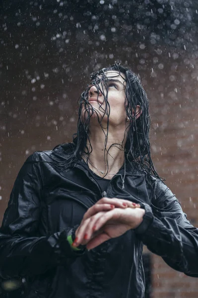 Woman doing sport in the open air, on rainy day. Look at the tim — Stock Photo, Image