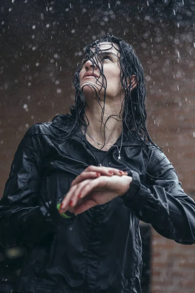 Woman doing sport in the open air, on rainy day. Look at the tim — Stock Photo, Image