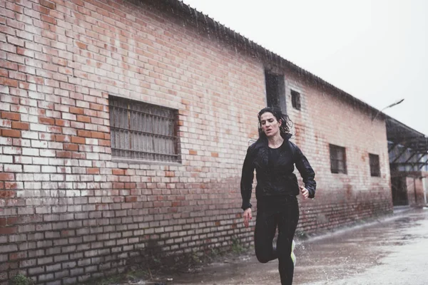 Woman doing sport in the open air, on rainy day — Stock Photo, Image