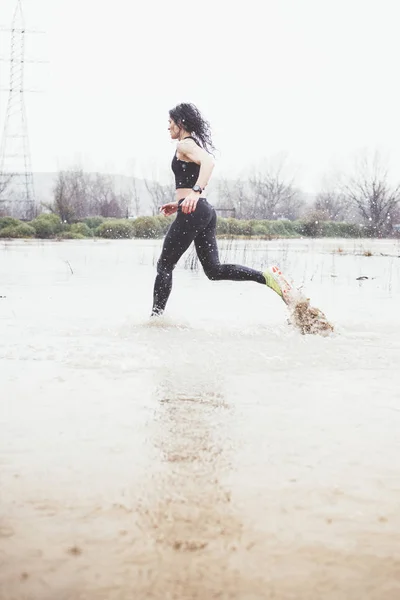 Mujer haciendo deporte al aire libre, en días lluviosos — Foto de Stock