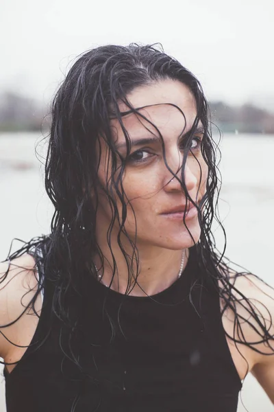 Femme faisant du sport en plein air, le jour de pluie. Portrait avec w — Photo