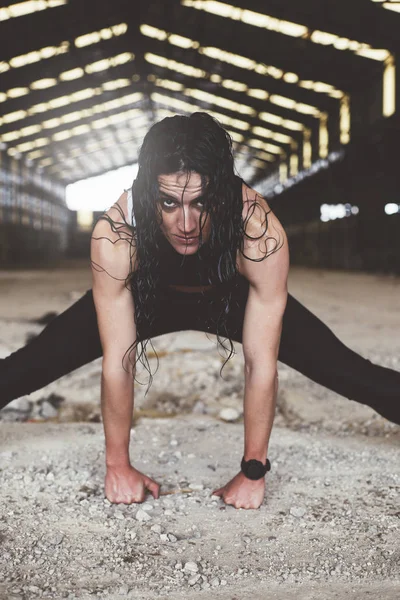 Vrouw sport in de open lucht, te doen op een regenachtige dag. Voert stretc — Stockfoto