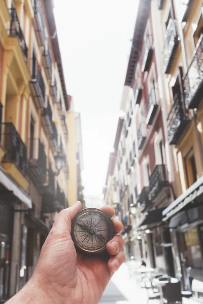 El kişi holding pergelin Madrid şehir — Stok fotoğraf