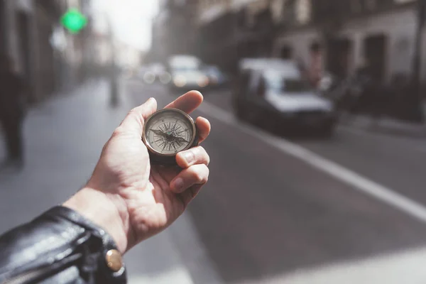 Mão de pessoa segurando bússola na cidade de Madrid — Fotografia de Stock