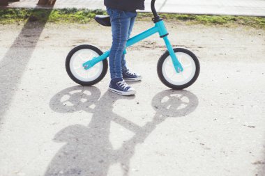 açık havada bisiklet ile oynarken küçük çocuk 