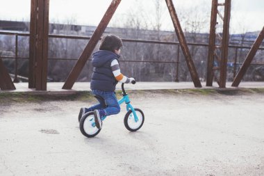 açık havada bisiklet ile oynarken küçük çocuk 