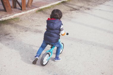 açık havada bisiklet ile oynarken küçük çocuk 