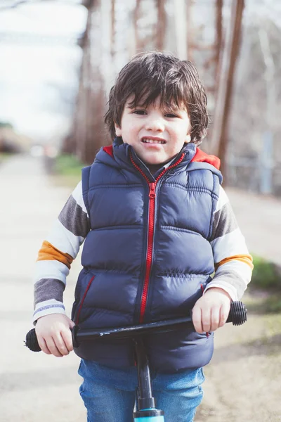 Kleine jongen buiten spelen met fiets — Stockfoto