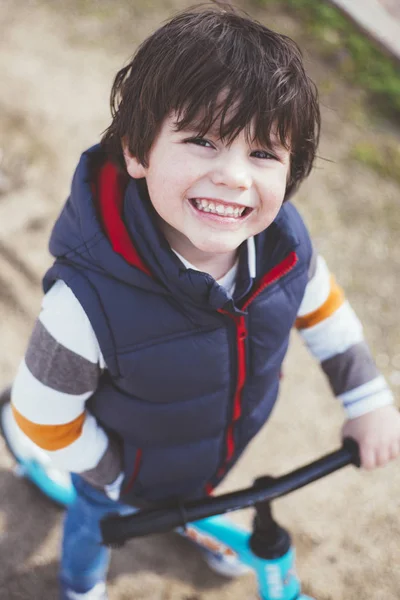 Kleine jongen buiten spelen met fiets — Stockfoto