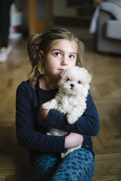 Kleine jongen liggend met witte hond — Stockfoto