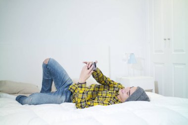 genç çocuk odasında smartphone ile