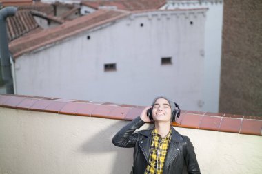 akıllı telefon ve kulaklık sokakta genç çocuk