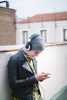 akıllı telefon ve kulaklık sokakta genç çocuk