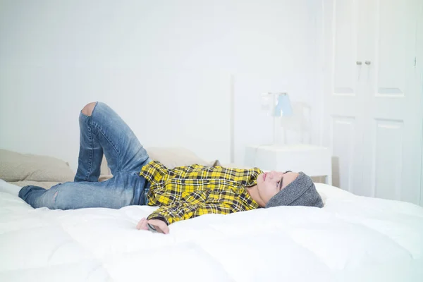 Niño con teléfono inteligente en la habitación —  Fotos de Stock