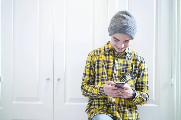 Niño con teléfono inteligente en la habitación —  Fotos de Stock