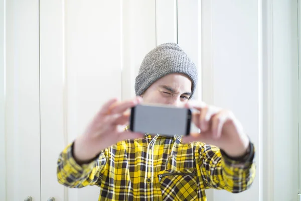Νεαρό αγόρι με το smartphone στο δωμάτιο — Φωτογραφία Αρχείου