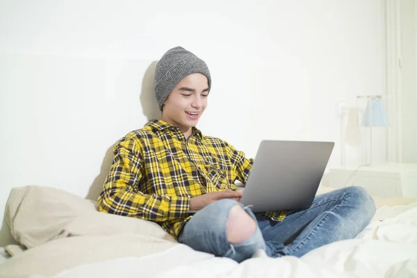 Giovane ragazzo con computer portatile nella stanza — Foto Stock