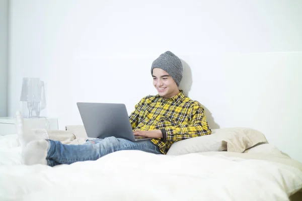 Giovane ragazzo con computer portatile nella stanza — Foto Stock