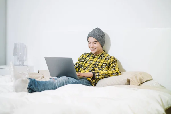 Giovane ragazzo con computer portatile nella stanza — Foto Stock