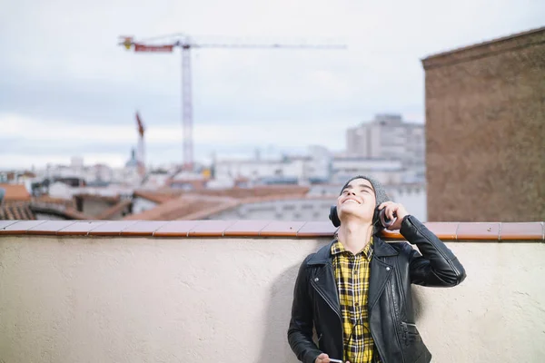 Niño con smartphone y auriculares en la calle — Foto de Stock