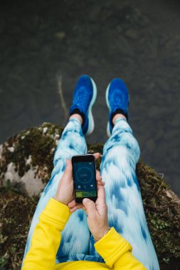 Çalışan bir App akıllı telefon kullanan kadın