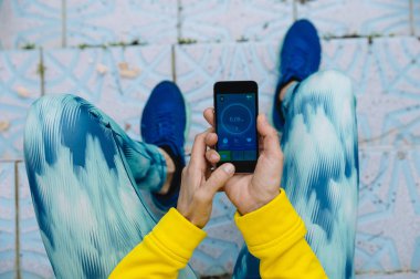 Çalışan bir App akıllı telefon kullanan kadın