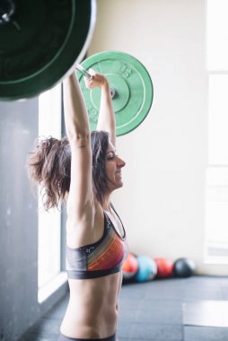 Kararlı sporcumuz ağır halter kaldırma