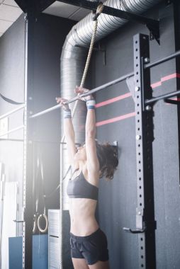 Sporcumuz bar üzerinde çalışma