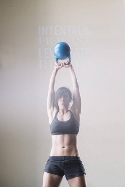 Dambıllı genç kadın eğitimi.