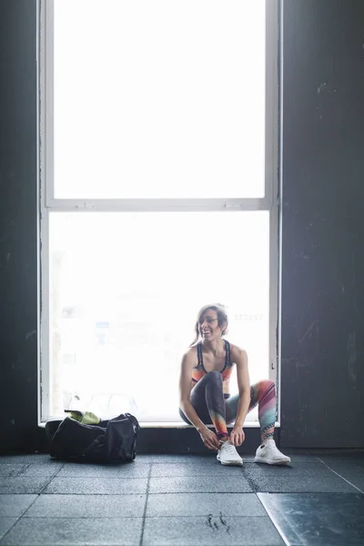 Αυτοπεποίθηση αθλήτρια με κορδονάκια παπούτσια πριν την προπόνηση — Φωτογραφία Αρχείου